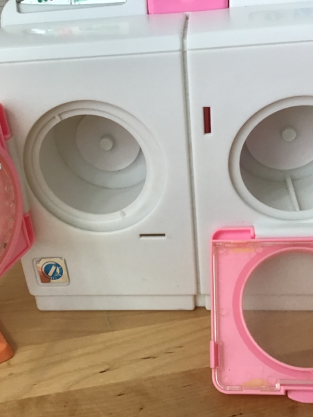 Barbie Doll Laundry Machine and Accessories - Picture 6 of 10
